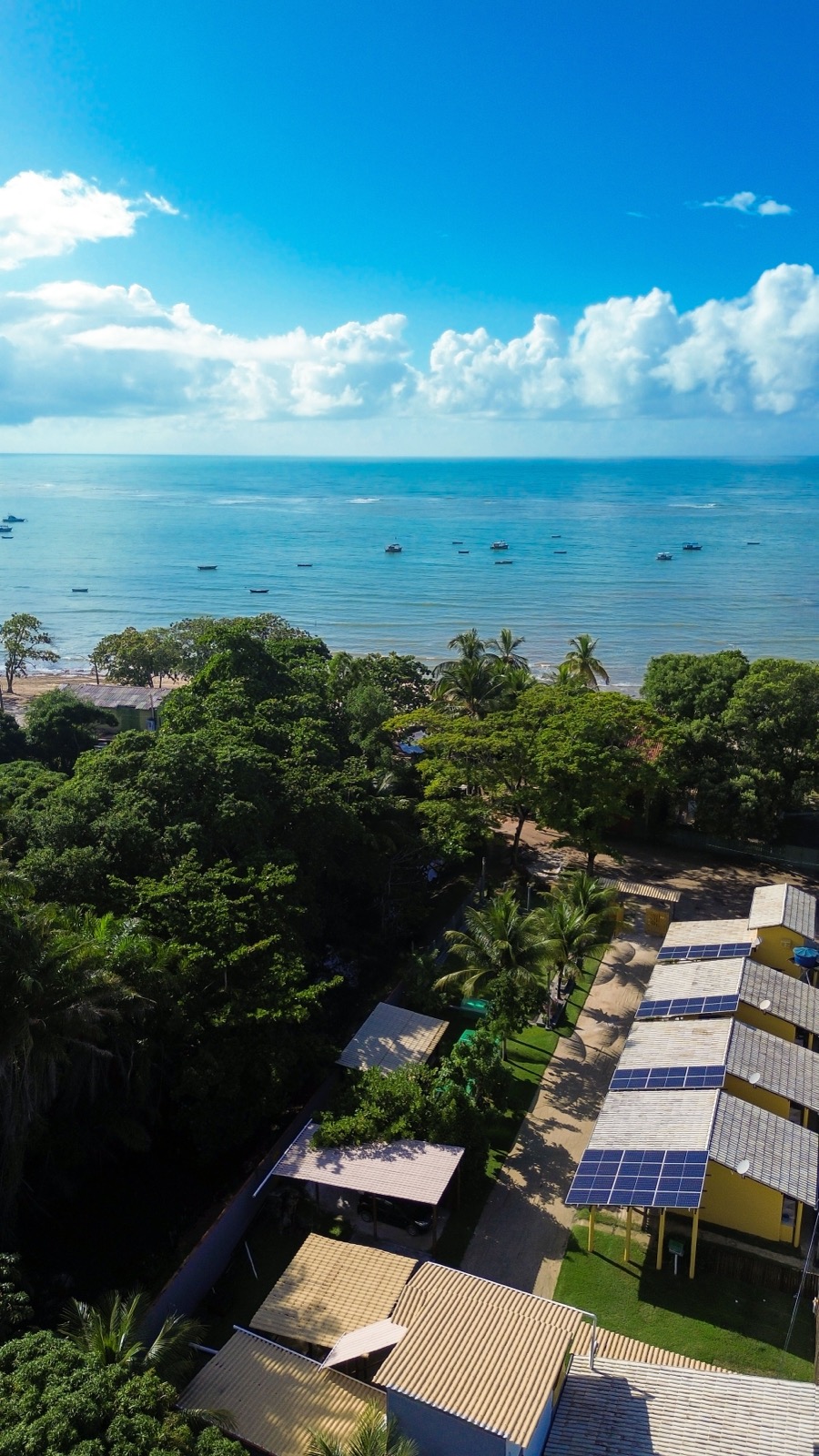 Vista aérea da Pousada Vila Guaiamum em frente ao mar