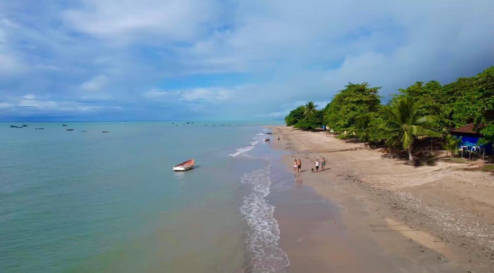 Caminhada na praia em Cumuruxatiba na maré baixa